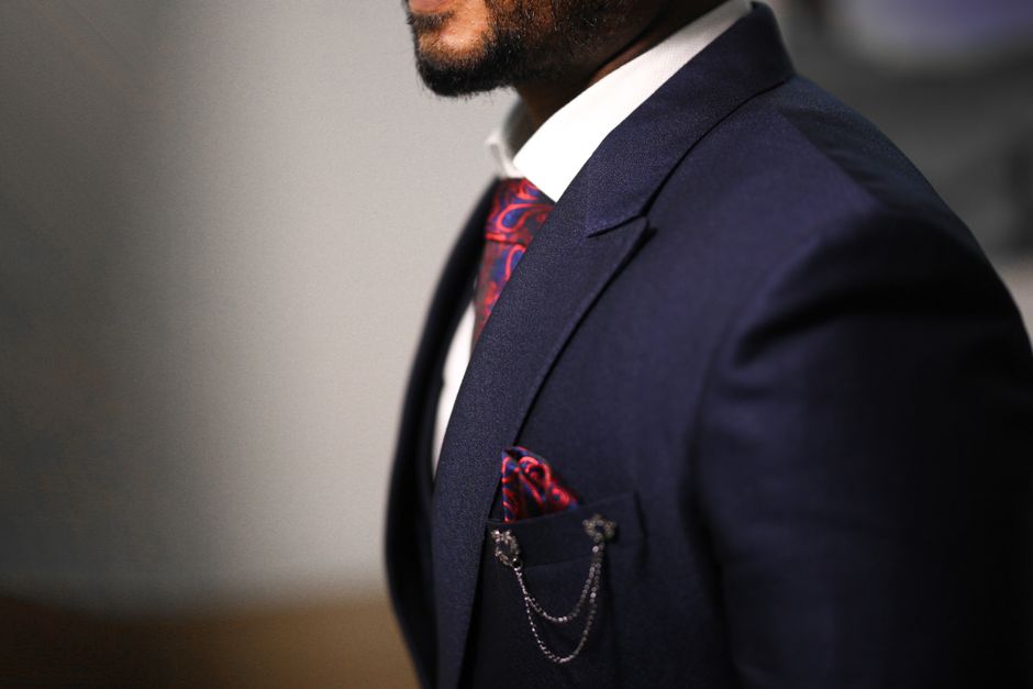 Blazer sartoriale in lana blu notte con risvolti in seta
